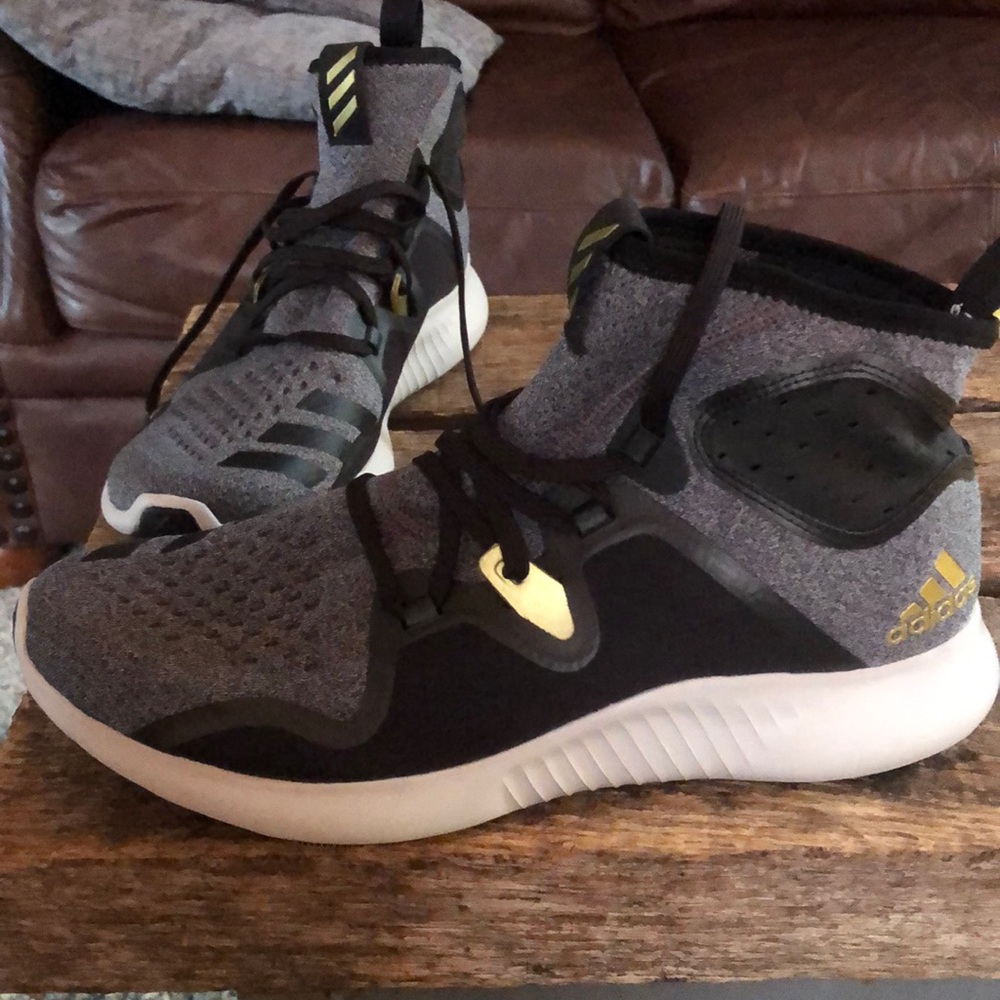 NEW woman’s adidas bounce sneakers